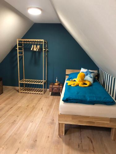um quarto com um urso de peluche amarelo numa cama em Ferienhaus "Buddelschiff" em Ueckermünde