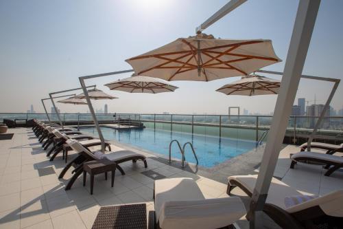 Bazén v ubytování Park Regis Kris Kin Hotel nebo v jeho okolí