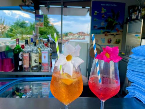 two cocktails sitting on a counter in a bar at Hotel Alfieri in Sirmione