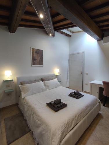 A bed or beds in a room at Country Chic Pistoia-casa in campagna con giardino