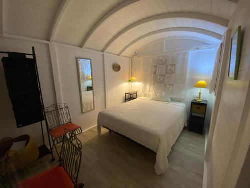 a bedroom with a white bed and an arched ceiling at Lola Casita in Mijas