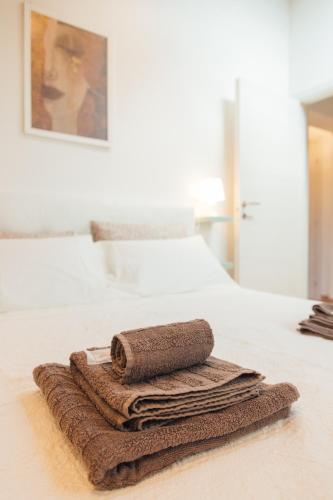 a pile of towels sitting on top of a bed at Country Chic Pistoia-casa in campagna giardino, parking in Pistoia