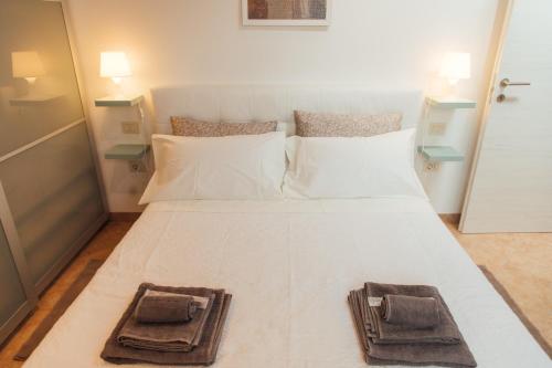 a bedroom with a white bed with two plates on it at Country Chic Pistoia-casa in campagna giardino, parking in Pistoia