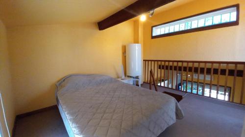 une chambre avec un lit et une fenêtre dans l'établissement Panoramer, à Théoule-sur-Mer