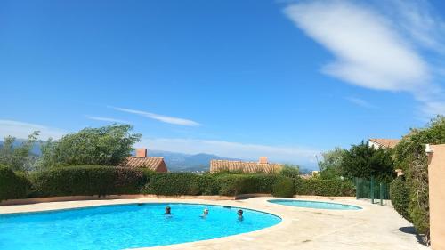 un groupe de personnes dans une piscine dans l'établissement Panoramer, à Théoule-sur-Mer