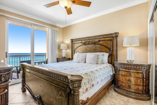 - une chambre avec un grand lit et un balcon dans l'établissement Seychelles 601, à Panama City Beach