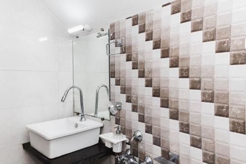łazienka z umywalką i toaletą w obiekcie Hotel Amber w mieście Vadodara