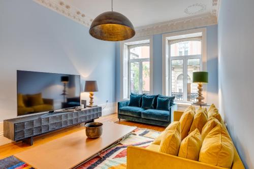 uma sala de estar com um sofá e uma televisão em Porto Premium Villa em Porto