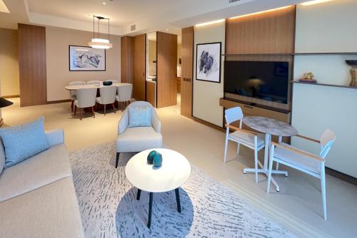 Televiisor ja/või meelelahutuskeskus majutusasutuses Full Burj khalifa View - 3BR The Address Opera