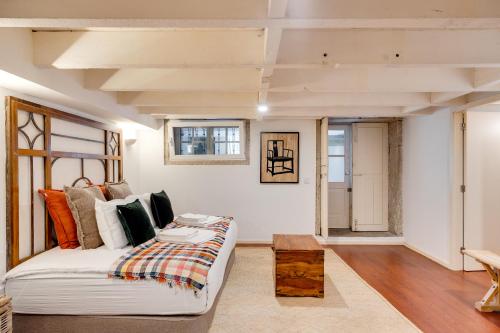 een slaapkamer met een groot bed en een tafel bij Porto Premium Villa in Porto