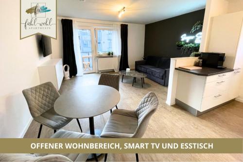 ein Wohnzimmer mit einem Tisch, Stühlen und einem Sofa in der Unterkunft Semper Suite No1 - 2Zi Fewo 1-4 Pers, Balkon, Parkplatz, Hofgartennähe in Bayreuth