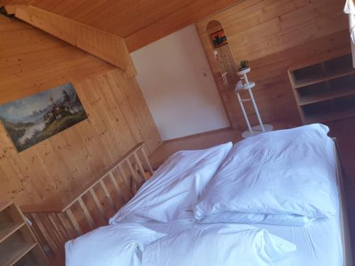 Ein Bett oder Betten in einem Zimmer der Unterkunft Homestay Sleepy Traveler