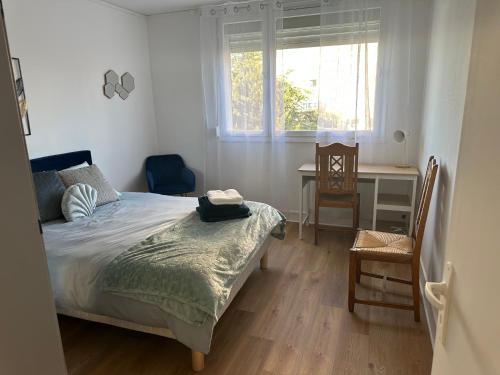 - une chambre avec un lit, un bureau et une fenêtre dans l'établissement Chambre dans Résidence avec parking - proche Zenith, à Saint-Étienne-du-Rouvray