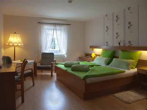 Llit o llits en una habitació de Berleburger Hof
