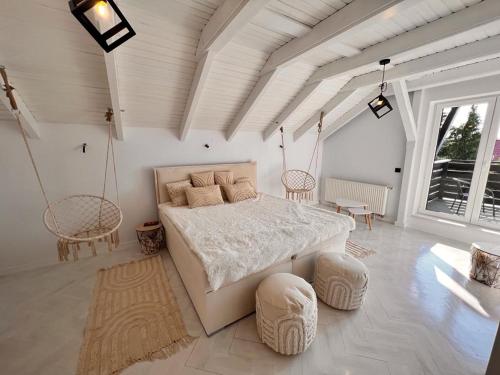 1 dormitorio con 1 cama y sillas en una habitación en CHARZYKOWSKIE TARASY en Charzykowy