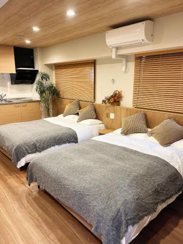 um quarto com duas camas e uma cozinha em akihabara k em Tóquio