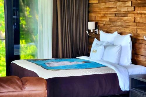een slaapkamer met een groot bed en een raam bij Bioli Wellness Resort in Kojori