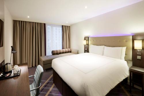 Un ou plusieurs lits dans un hébergement de l'établissement Premier Inn Frankfurt Messe