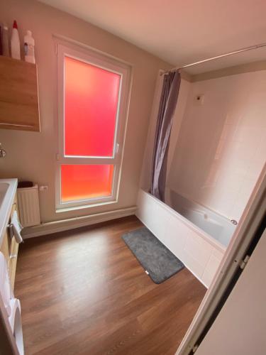 ein Bad mit einem Fenster und Holzböden in der Unterkunft Somie in Lille