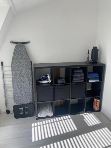 ミッデルハルニスにあるHet Dirkbosjeのスケートボード付きの部屋の棚