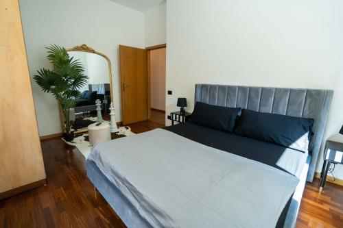ein Schlafzimmer mit einem großen Bett in einem Zimmer in der Unterkunft New apartment Trento (parking) in Trient