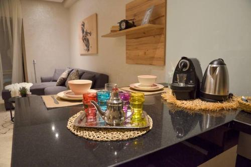 uma cozinha com um balcão com pratos em Sumptuous Appartement Y&M em Marrakech