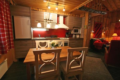 ルオストにあるHoliday Home Kantapää A3の木製のテーブルと椅子2脚のあるキッチン