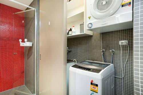 une petite salle de bains avec un lave-linge. dans l'établissement Ultra modern Inner-city Lifestyle in Darlinghurst, à Sydney