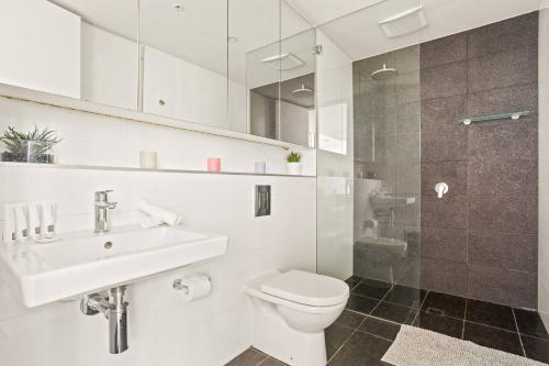 uma casa de banho com um WC, um lavatório e um chuveiro em 'Sussex Suite' Sunny City Living by Darling Harbour em Sidney