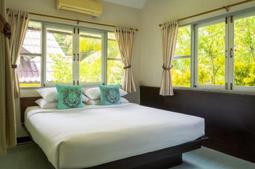 Postel nebo postele na pokoji v ubytování Baansuansabai Phloenpanmai Resort บ้านสวยสบาย เพลินพรรณไม้ รีสอร์ท อัมพวา