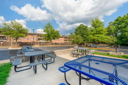 a group of picnic tables and benches in a park at Best Western Plus Alexandria Fort Belvoir in Alexandria