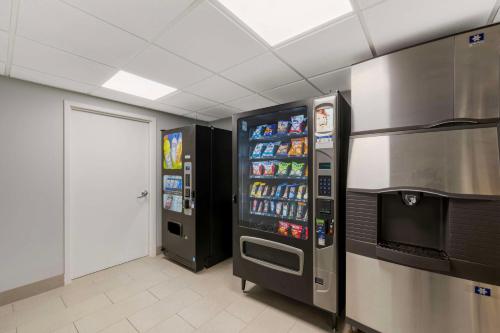 a room with two vending machines in a building at Best Western Plus Alexandria Fort Belvoir in Alexandria