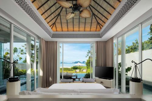 um quarto com uma cama e uma ventoinha de tecto em Banyan Tree Krabi - SHA Extra Plus em Tab Kaek Beach