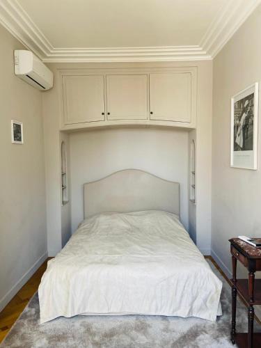 - une chambre avec un lit blanc et des armoires blanches dans l'établissement Promenade des Anglais /Carré d'or - 2 mins plages, à Nice