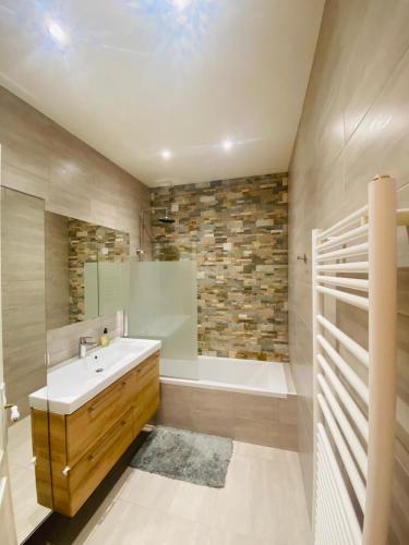 une salle de bain avec une baignoire et un lavabo et une baignoire dans l'établissement Promenade des Anglais /Carré d'or - 2 mins plages, à Nice