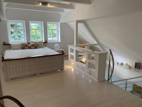 um quarto com uma cama e algumas janelas em PARADISE GARDEN em Bad Sooden-Allendorf