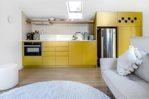 Virtuve vai virtuves zona naktsmītnē 'The Honeycomb' Experience Passive Nordic Design