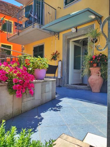 a house with flowers in front of a porch at Pietra Di Mare in Biassa