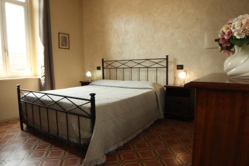 a bedroom with a bed and a vase of flowers at Di Vin Roero in Vezza d'Alba