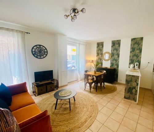 un salon avec un canapé et une table dans l'établissement ''Americo'' Joli 3 pièces climatisé Quartier Haut, à Sète