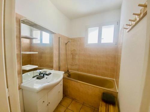een badkamer met een wastafel en een bad bij ''Americo'' Joli 3 pièces climatisé Quartier Haut in Sète