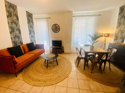 ''Americo'' Joli 3 pièces climatisé Quartier Haut في سيت: غرفة معيشة مع أريكة وطاولة