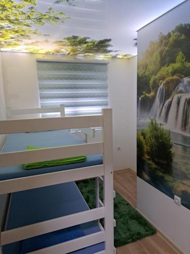 Cette chambre est dotée d'une fresque murale représentant une cascade. dans l'établissement Stan na danS Šid, à Šid