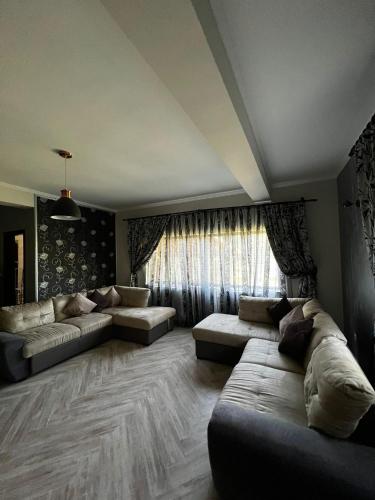 una gran sala de estar con sofás y una ventana en Casa moderna in Mineri, en Mineri
