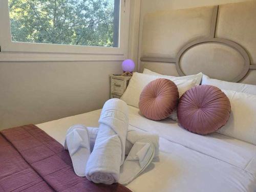 1 dormitorio con 1 cama con 2 almohadas en Apartamento Lirio de Agua Granada centro, en Granada