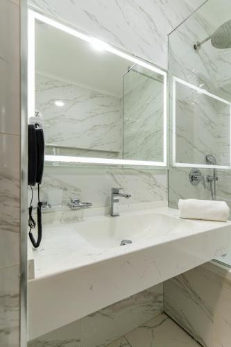 Bilik mandi di MIRZO HOTEL