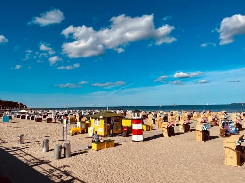 a beach with a lot of beach chairs and the ocean at Strand Studio mit Meerblick & Balkon in Lübeck