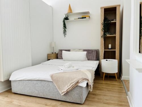 Un pat sau paturi într-o cameră la Strand Studio mit Meerblick & Balkon