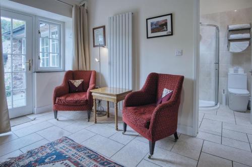 a living room with two chairs and a table at Brynach - 1 Bedroom - St Ishmaels in Saint Ishmaels
