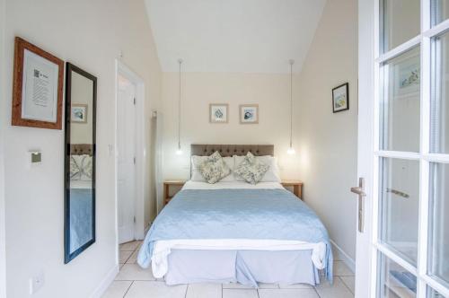 Habitación blanca con cama y ventana en Teilo - 1 Bedroom - St Ishmaels, en Saint Ishmaels